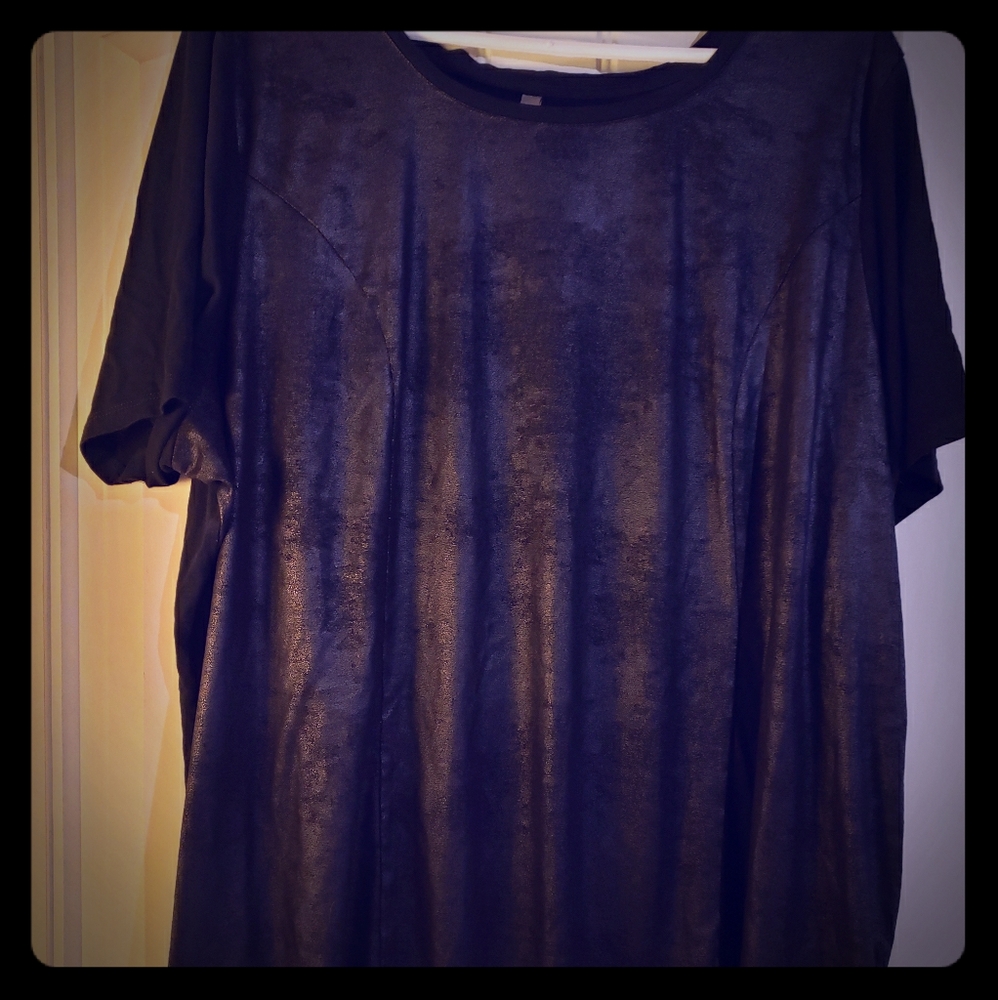 Black textured tee